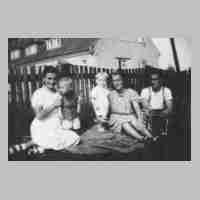 106-0056 Taplacken vor 1945. Nach Feierabend sitzen sie mit ihren Kindern vor dem Haus in der Sonne.jpg